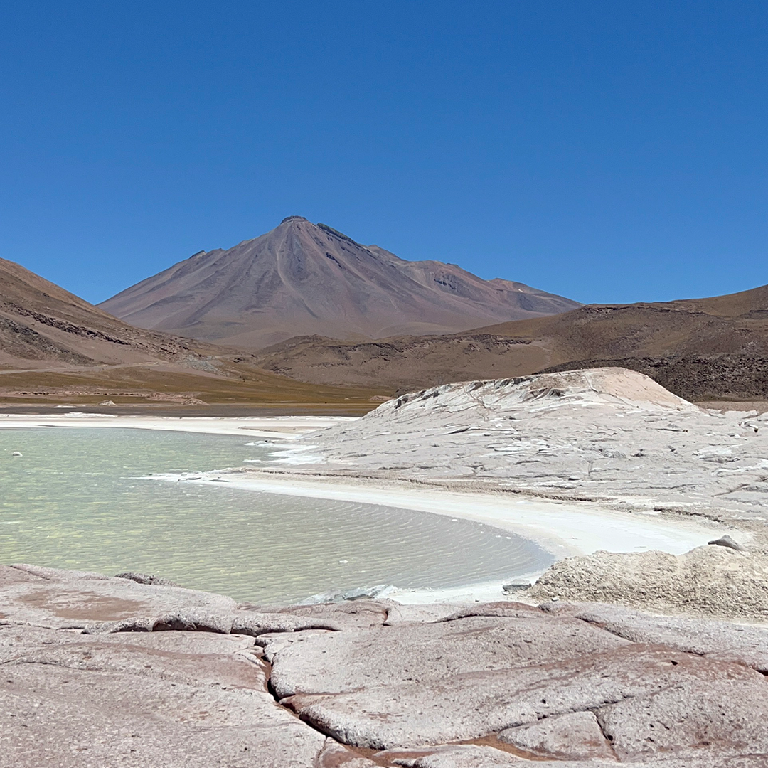 Piedras Rojas e Lagunas Altiplânicas - Explore as cores intensas do deserto e a grandiosidade das montanhas salgadas.